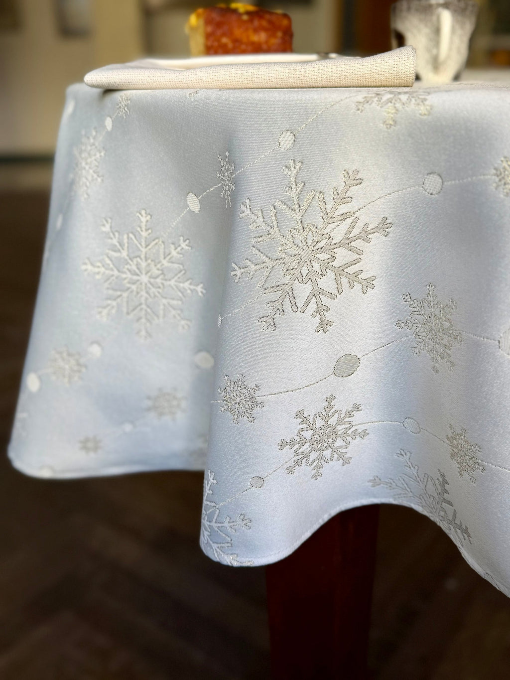 Round Tablecloth - Golden Snowfall